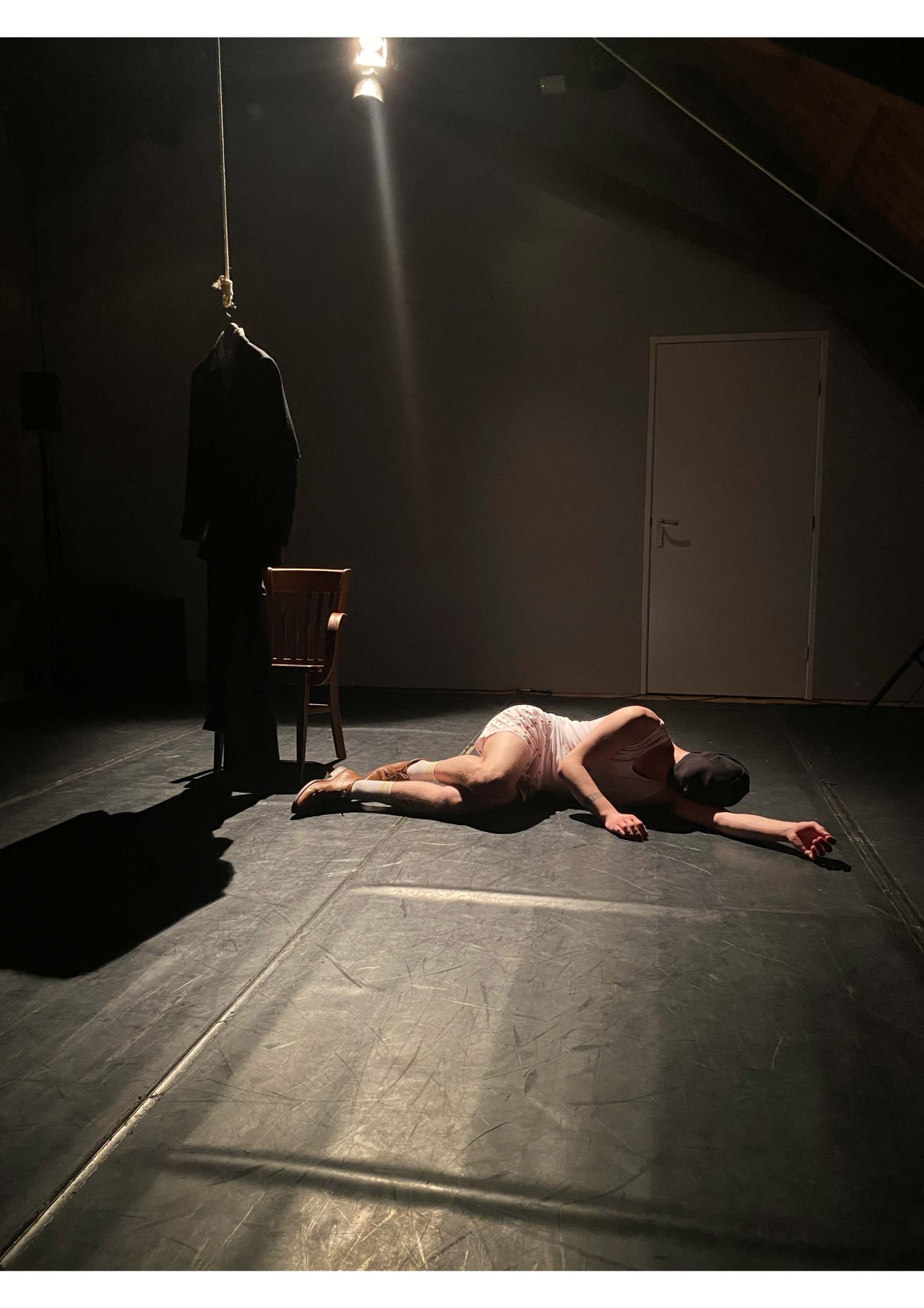 foto van een liggende persoon op de grond op een zolder