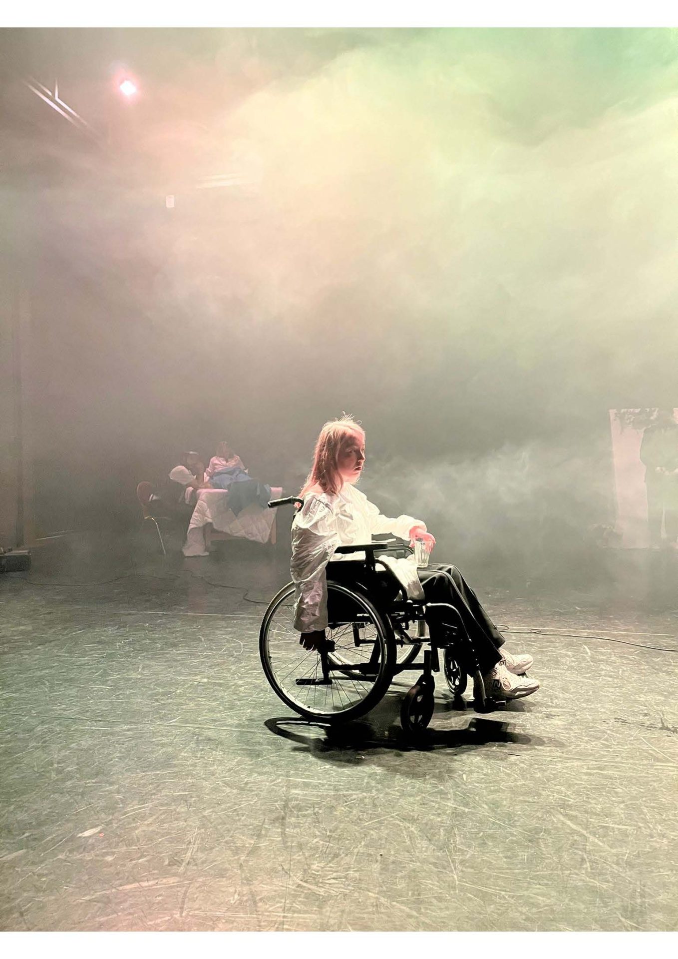 foto van een persoon in rolstoel op een podium