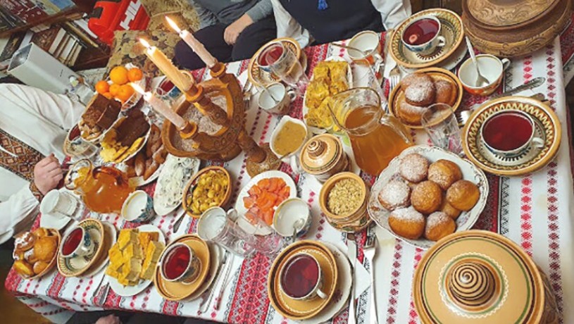 Gedekte tafel met Oekraiense kerstgerechten