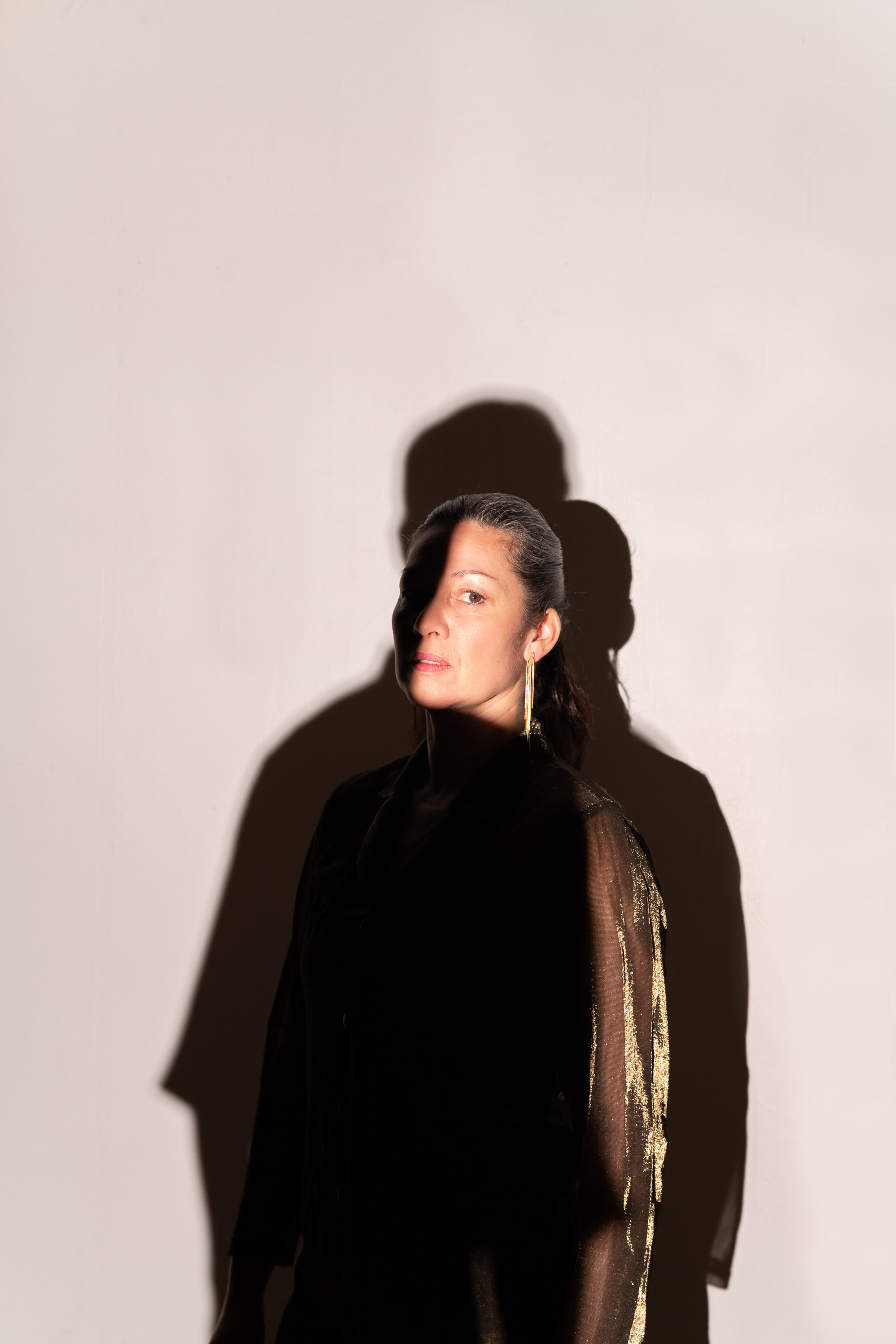 Foto van actrice Nynke Heeg voor een wit doek met schaduw